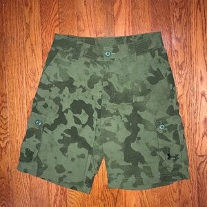 Under Armour Camo Cargo shorts Boys M